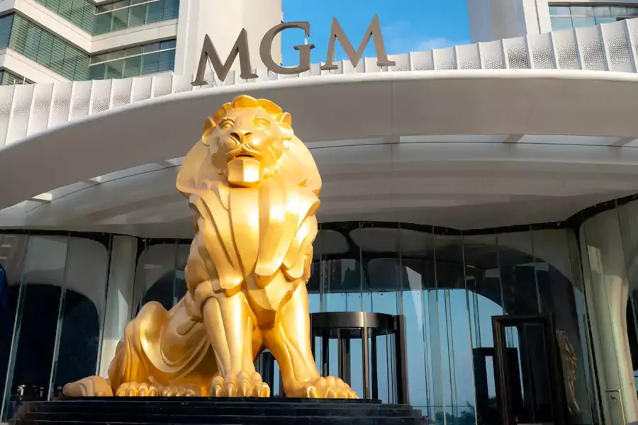 酒店门口矗立的巨大金狮子雕像