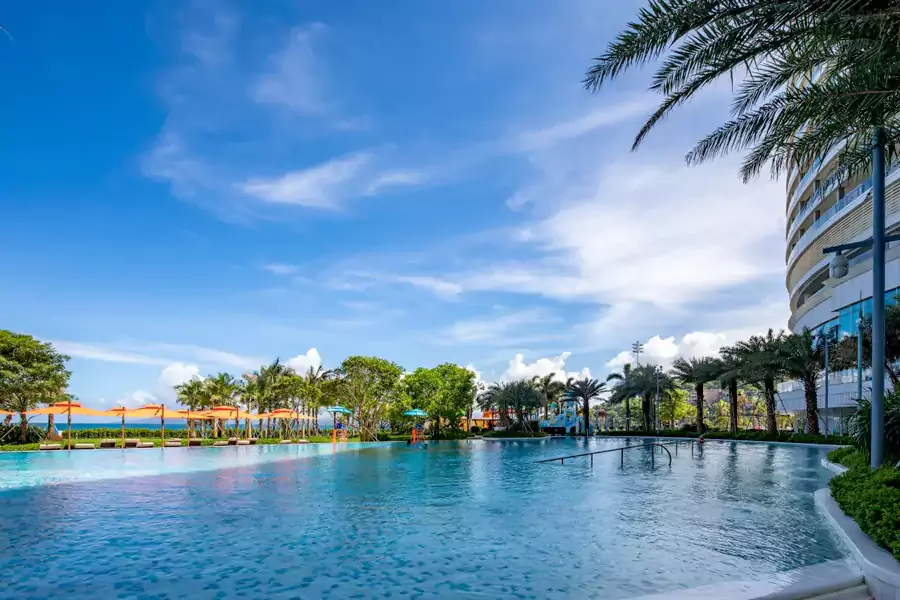 海景户外泳池采用恒温设计，全年可游