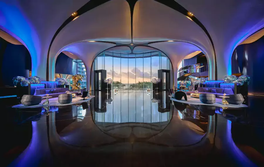 酒店大堂仿佛一座跨越现实与幻想的魔幻空间