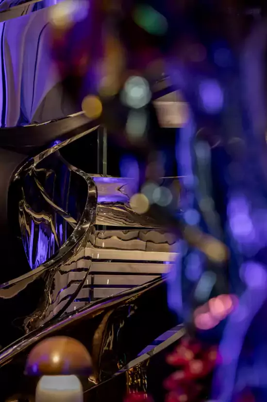 大堂中央的金属质感镜面旋转楼梯