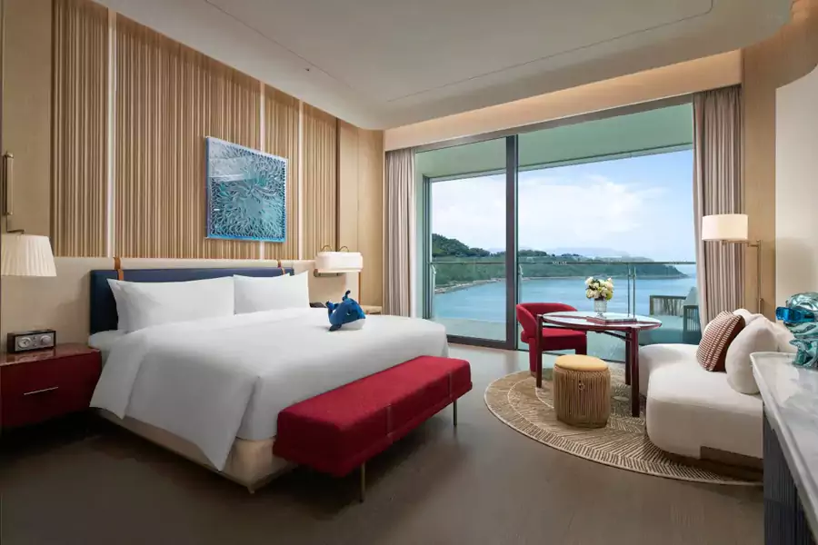 酒店共设 321 间全海景客房及套房