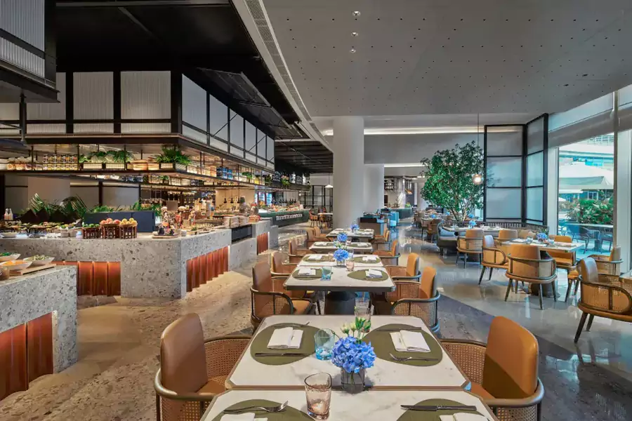 酒店餐饮涵盖环球自助、地道粤菜、地中海风味与海景烧烤