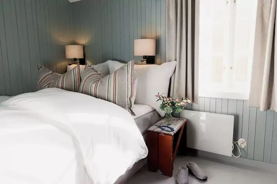 木質窗格將雪山、大海與天空框成一幅流動的畫 木質窗格將雪山、大海與天空框成一幅流動的畫