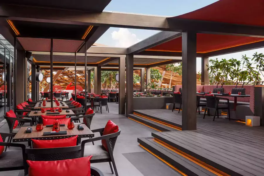 多家豪华餐厅聚集在悬臂连廊中 多家豪华餐厅聚集在悬臂连廊中