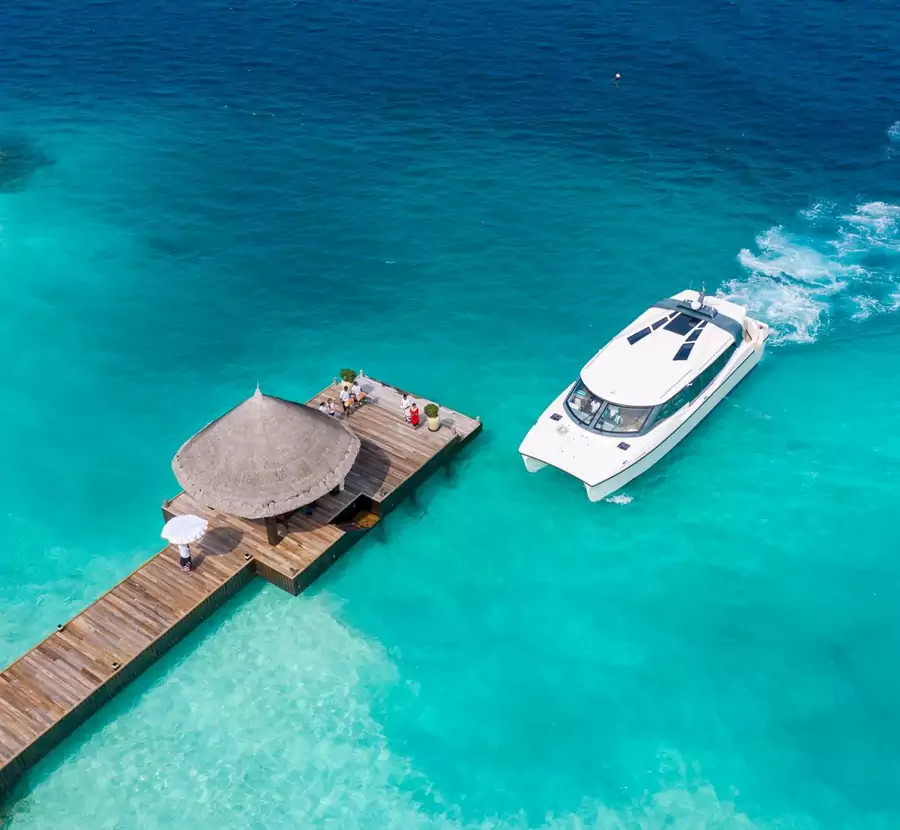 v 搭乘专属豪华快艇仅 20-25 分钟即达