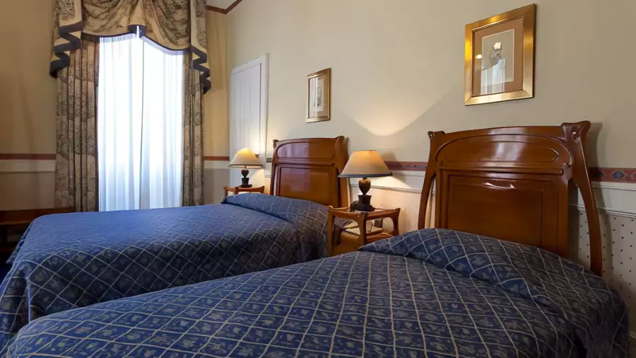 天鵝絨厚重帷幔點綴著窗戶,完全是電影裡的宮廷場景 天鵝絨厚重帷幔點綴著窗戶,完全是電影裡的宮廷場景