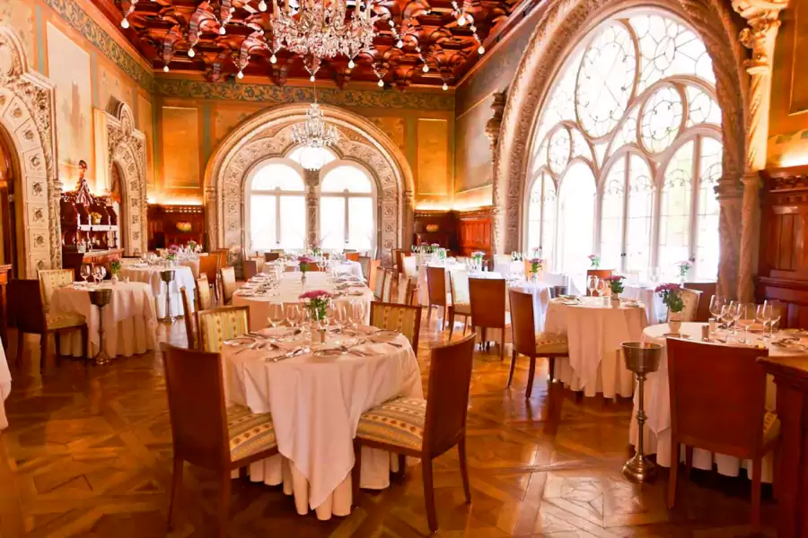 酒店的典雅餐廳有著華麗木質吊頂,在這裡用餐仿佛置身皇宮 酒店的典雅餐廳有著華麗木質吊頂,在這裡用餐仿佛置身皇宮