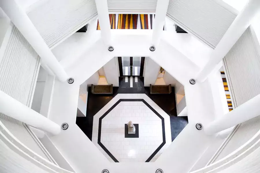 公區以純淨的白色為底,卻用高棉傳統裡常見的紅、黃、金點綴 公區以純淨的白色為底,卻用高棉傳統裡常見的紅、黃、金點綴