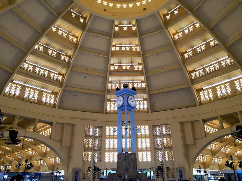 攤位沿著十字通道依次排開