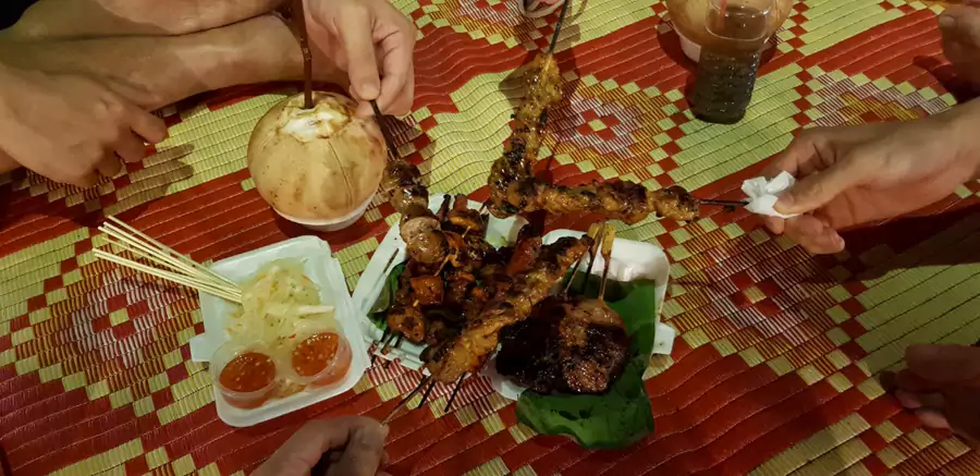 買完食物後，會隨意地坐在地毯上