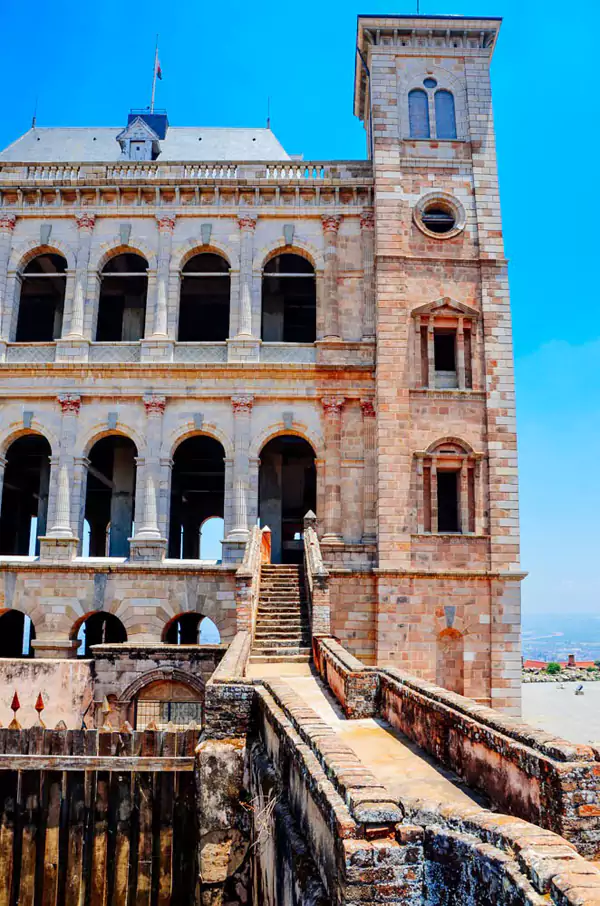 可惜 1995 年一场大火烧毁了大部分木制结构与装饰