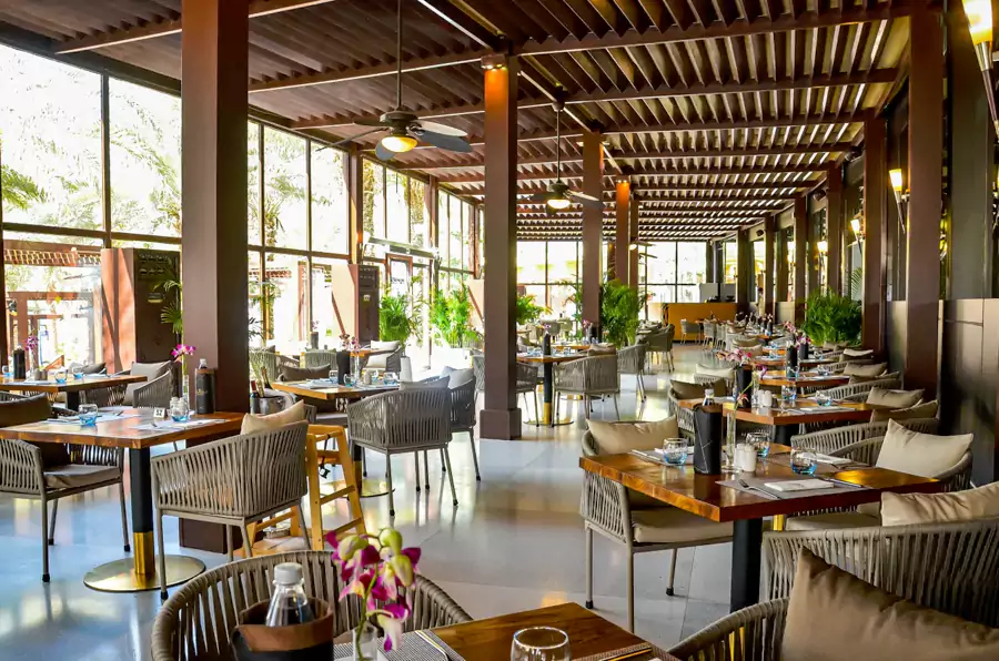 餐厅里有来自世界各地的美食 餐厅里有来自世界各地的美食