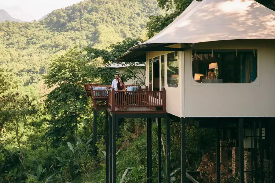 6 栋山顶帐篷散落在热带雨林中