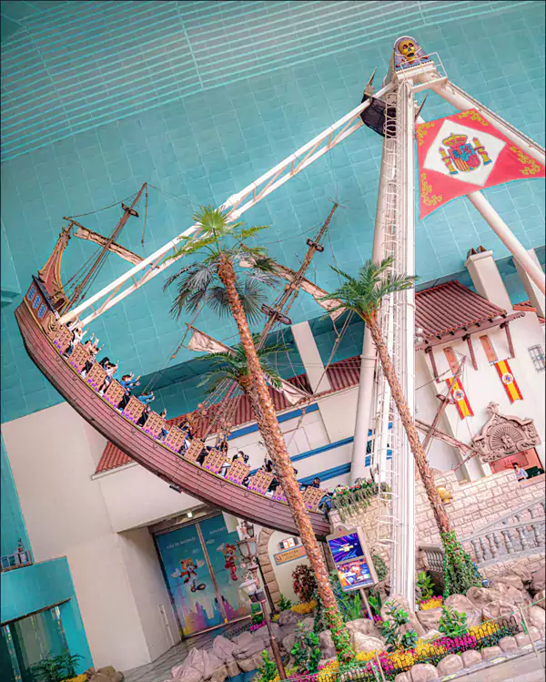 兩艘復古的西班牙海盜船