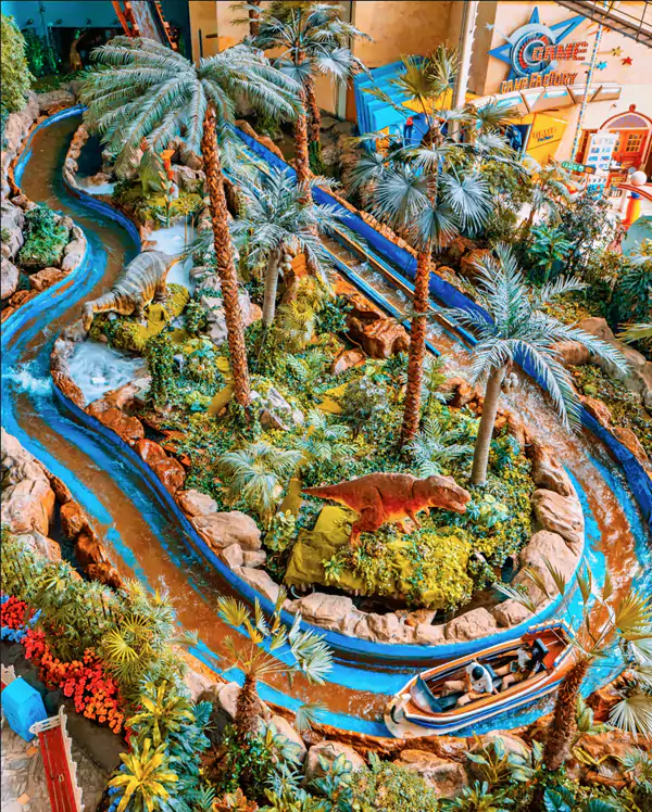 侏羅紀主題的「急流泛舟」正等著探險家們