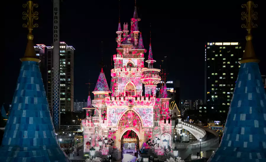 到了夜晚，魔幻島更會變身「童話王國」