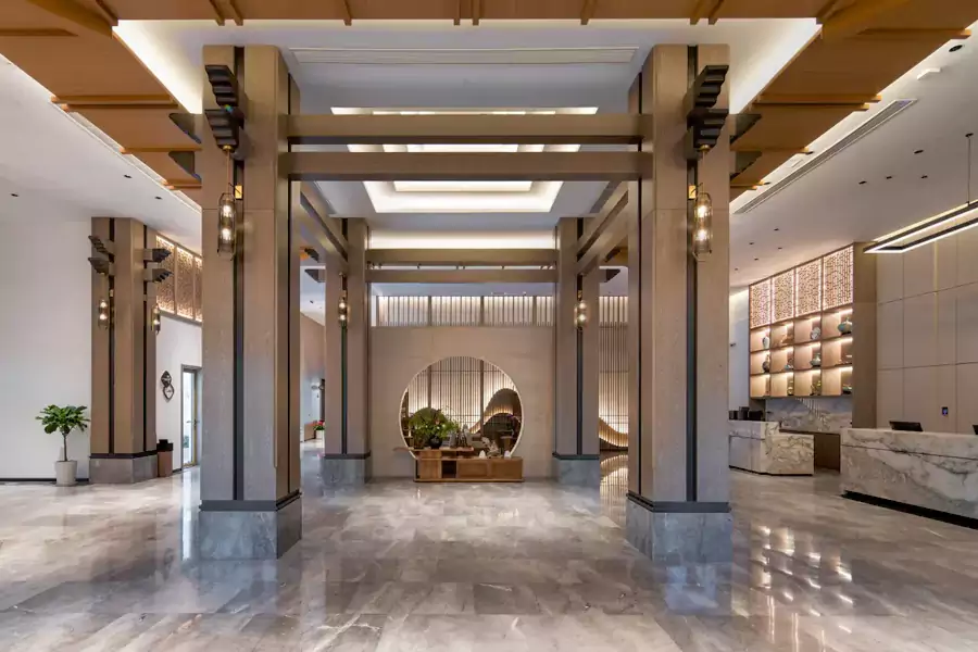 大堂里的置物架做成竹简的模样