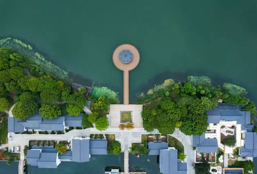 到了傍晚，一定要去酒店的湖心亭