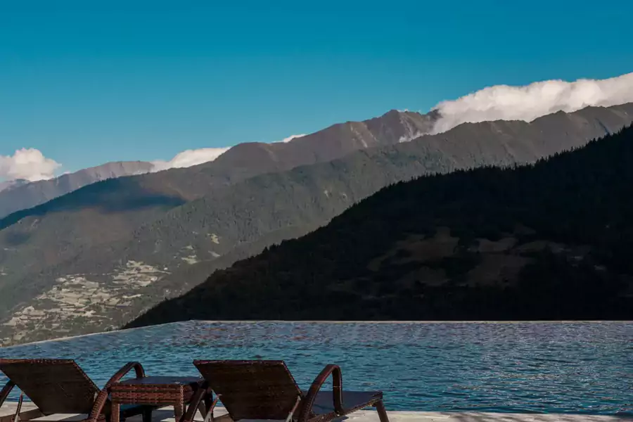 懸崖之上的無邊際泡池更是不容錯過