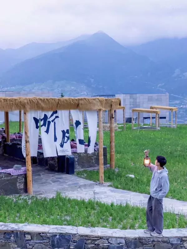 酒店周邊便是四姑娘山景區