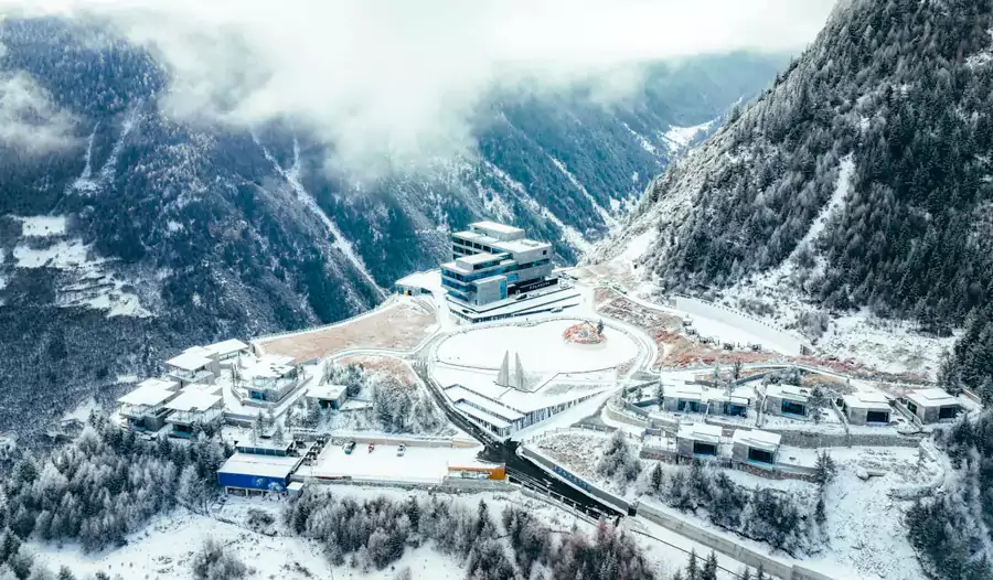 冬日來臨，雪山被白雪覆蓋得愈發聖潔