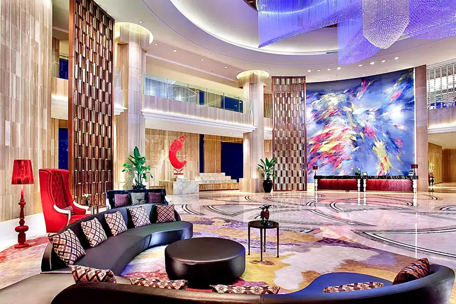 最先抓住視線的是華麗的水晶燈 最先抓住視線的是華麗的水晶燈