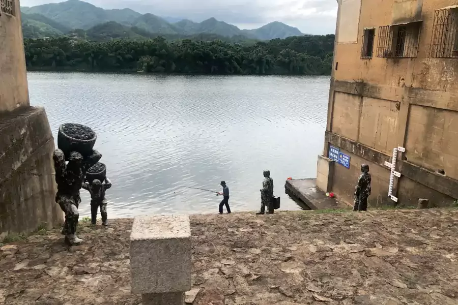 碼頭邊的銅塑像