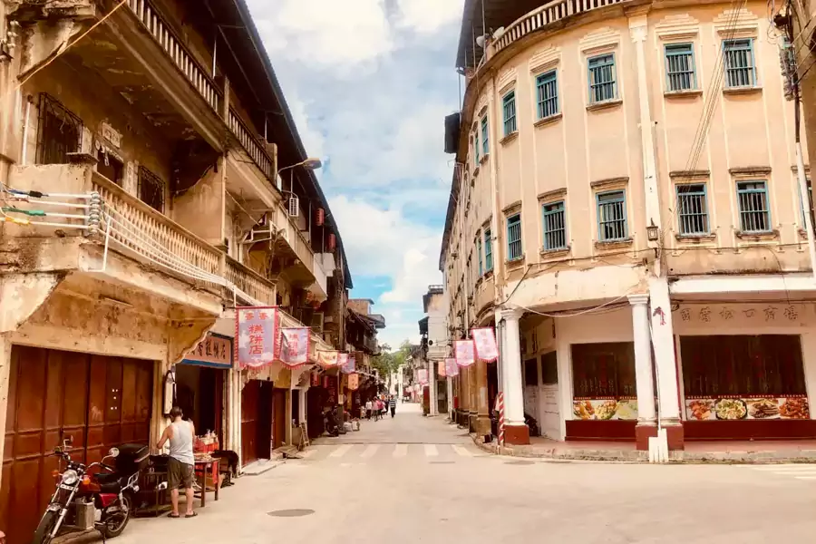 南洋風格的騎樓沿街鋪展