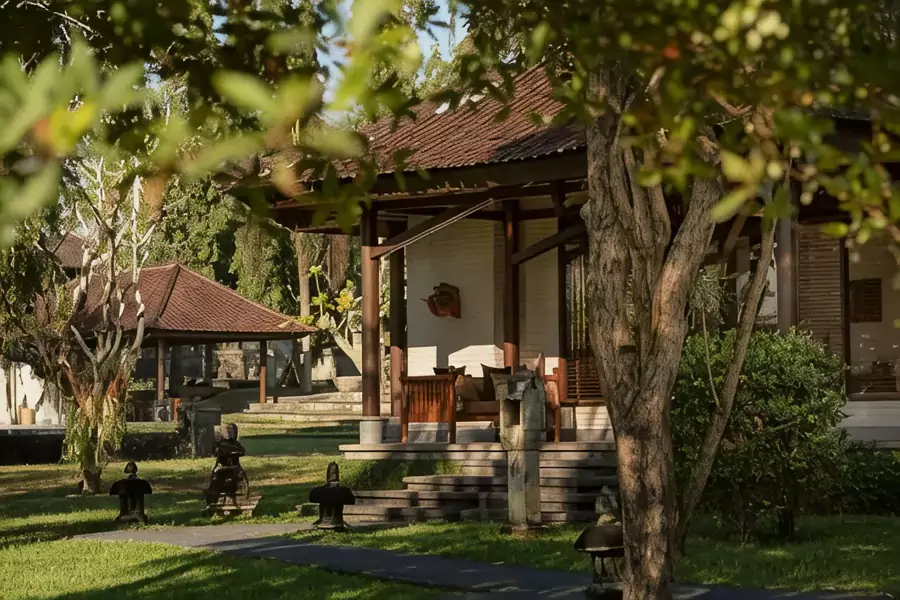 塔娜伽嘉哈迪普拉納度假村一半是綠油油的稻田，一半是古樸的峇里島式建築