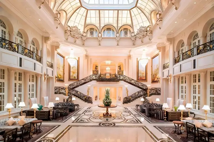 踏入城堡內部，仿佛穿越進歐洲皇家宮殿