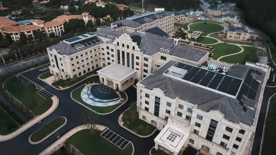 酒店占地约 400 亩，整体是优雅精致的法式庄园风格