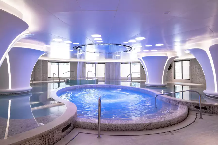 天然温泉水引入私密空间，常年保持 42-45℃的适宜温度