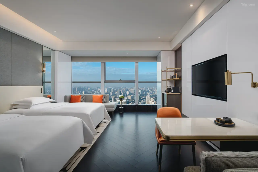 酒店 200 多間客房均分佈在 40 至 60 層