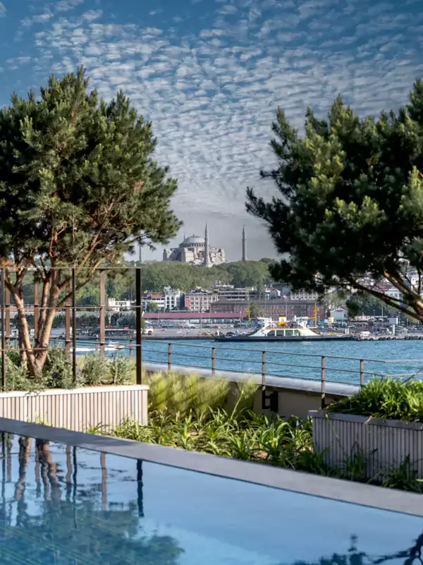 沿着海滨长廊漫步