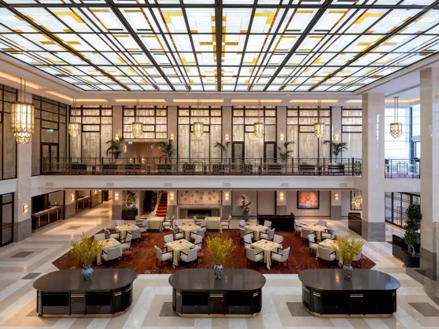 走进酒店，仿佛闯入一座跨越世纪的建筑博物馆