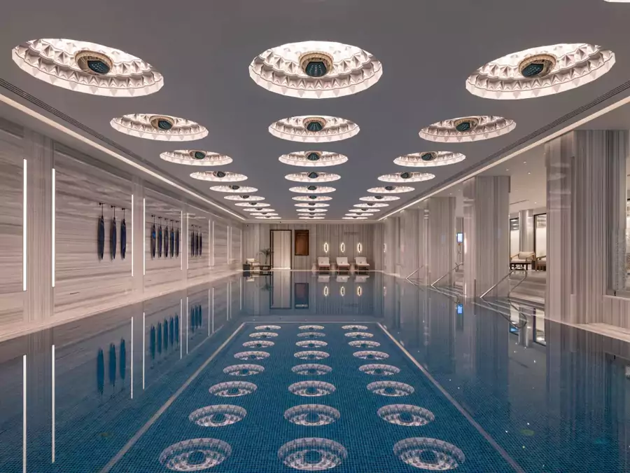 室内泳池被马尔马拉柱环绕，圆顶天灯倒映在水面