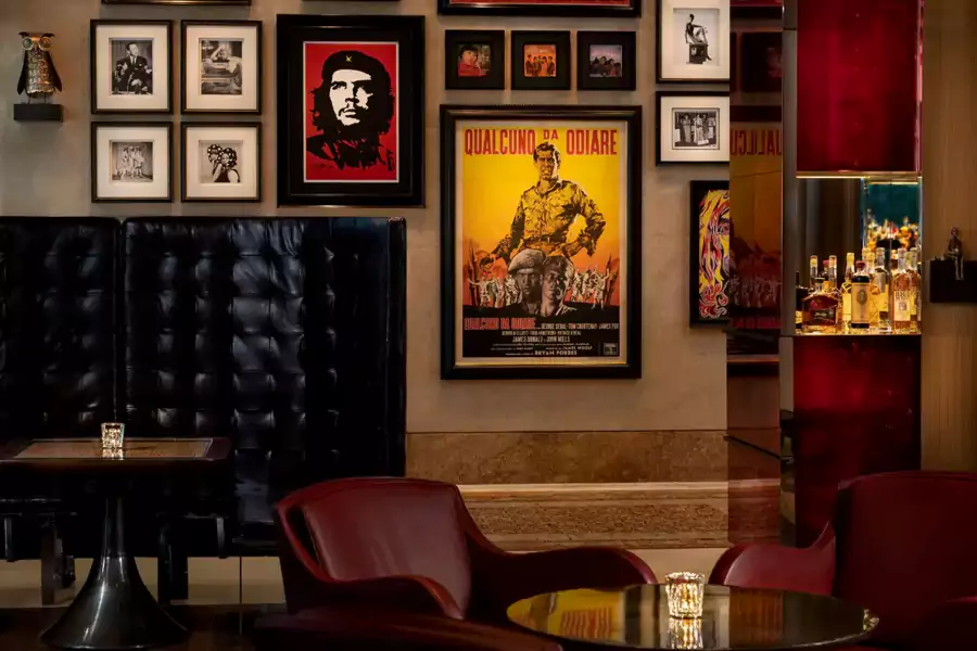 日落時分的契胡裡酒廊(CHIHULY LOUNGE)是浪漫的絕佳載體 日落時分的契胡裡酒廊(Chihuly Lounge)是浪漫的絕佳載體