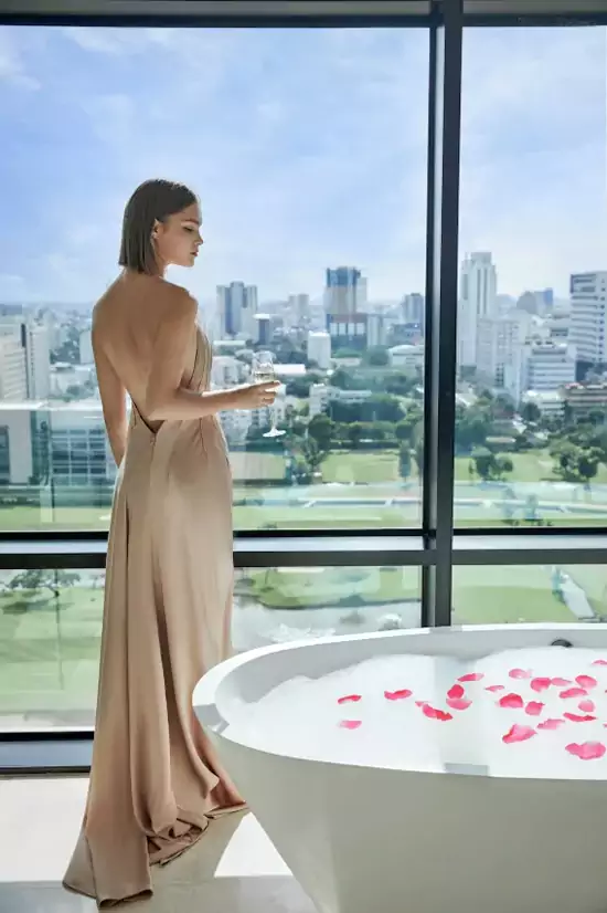 客房裡的全景落地窗將城市風光盡收眼底