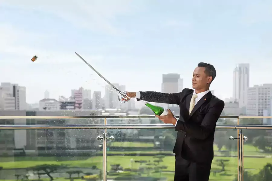 曼谷瑞吉酒店經典的每日馬刀開香檳儀式