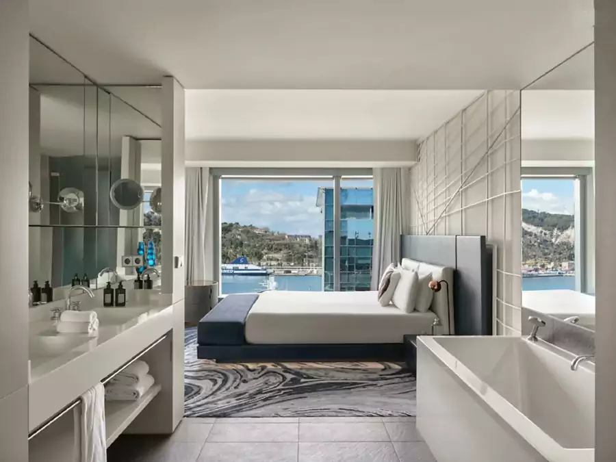 幹練的藍白色調與窗外的海天一色無縫銜接 幹練的藍白色調與窗外的海天一色無縫銜接