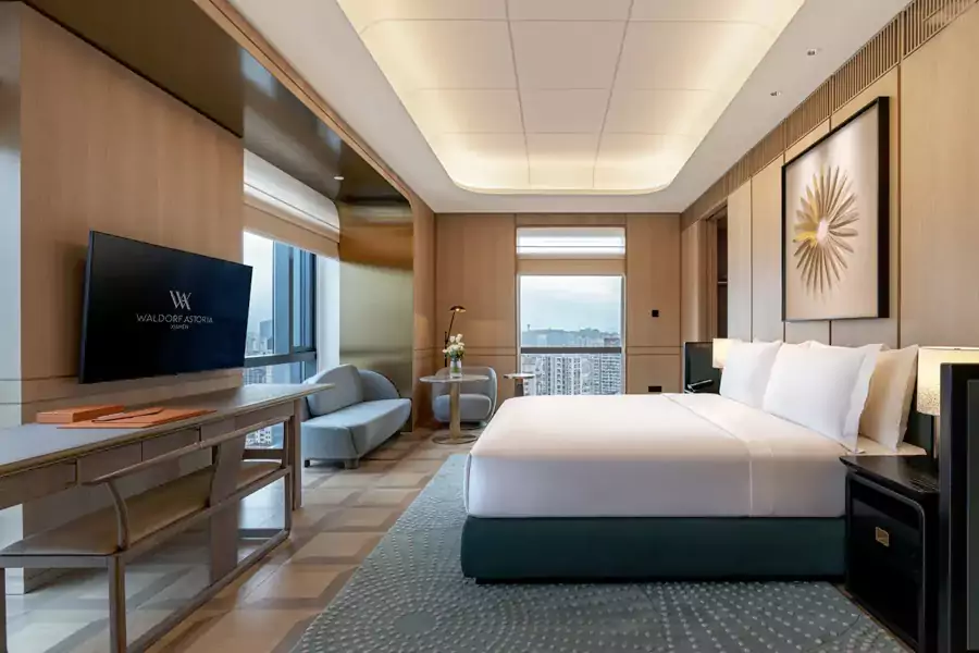 酒店擁有 245 間豪華客房與套房