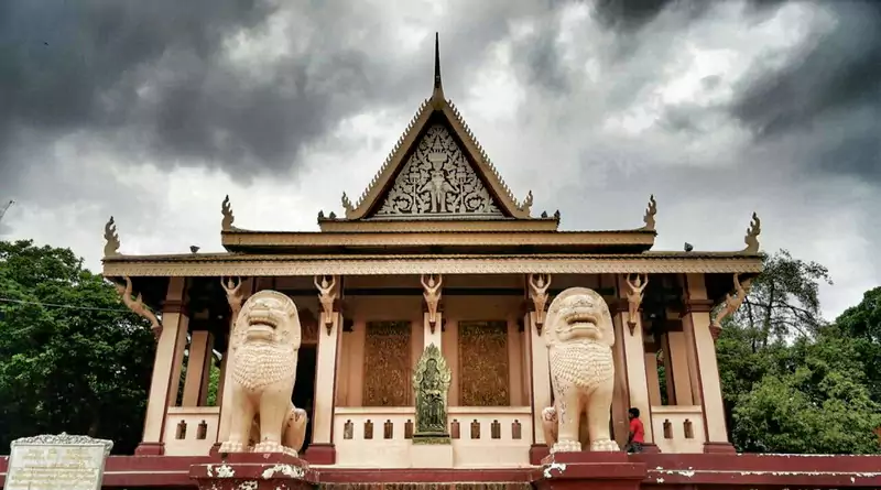 寺內的牆壁上滿是高棉風格的浮雕與佛像