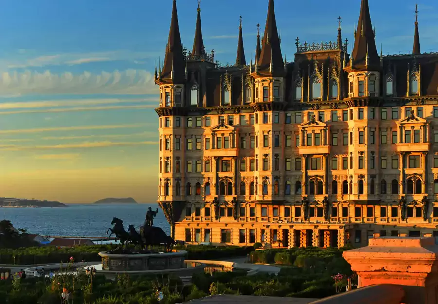 城堡前的骏马奔驰雕像栩栩如生 城堡前的骏马奔驰雕像栩栩如生