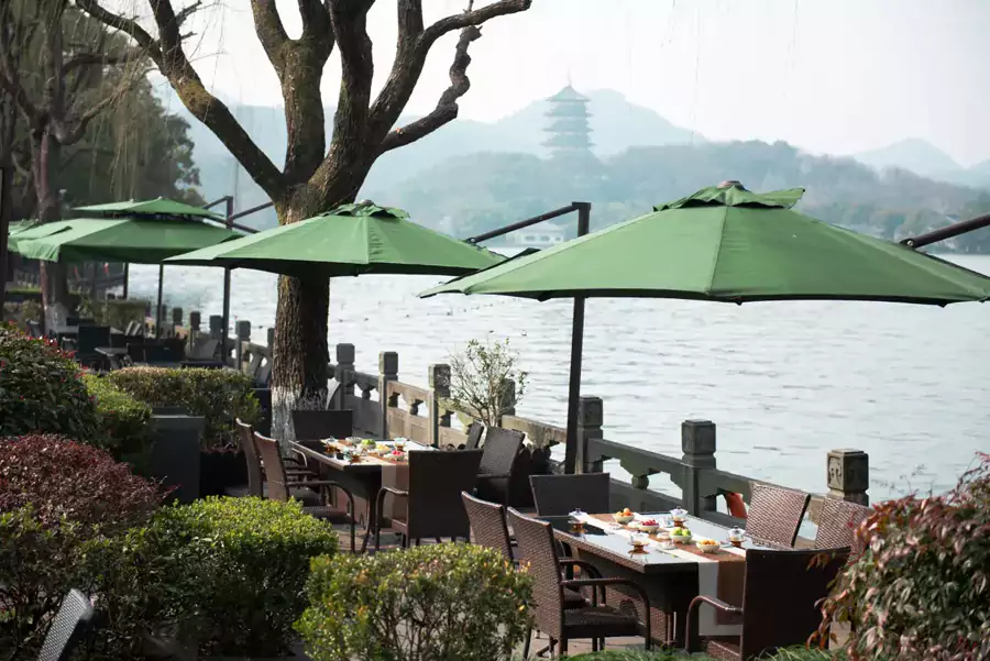 下午茶時分，坐在窗邊咬一口蘇式定勝糕