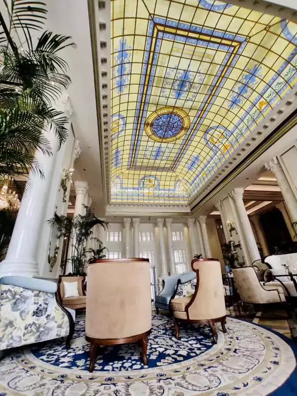 剛走進大堂，就能被頭頂的超大玻璃穹頂震撼