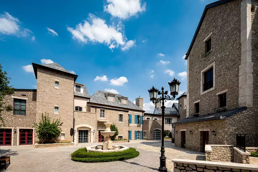 怡海小鎮是整個酒店群的寶藏角落，也是孩子們的童話天堂