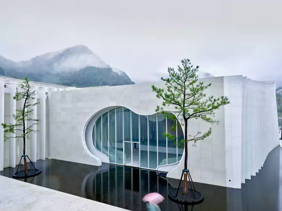 石板路、身旁的绿植与远处的山峦构成一幅流动的水墨画 石板路、身旁的绿植与远处的山峦构成一幅流动的水墨画