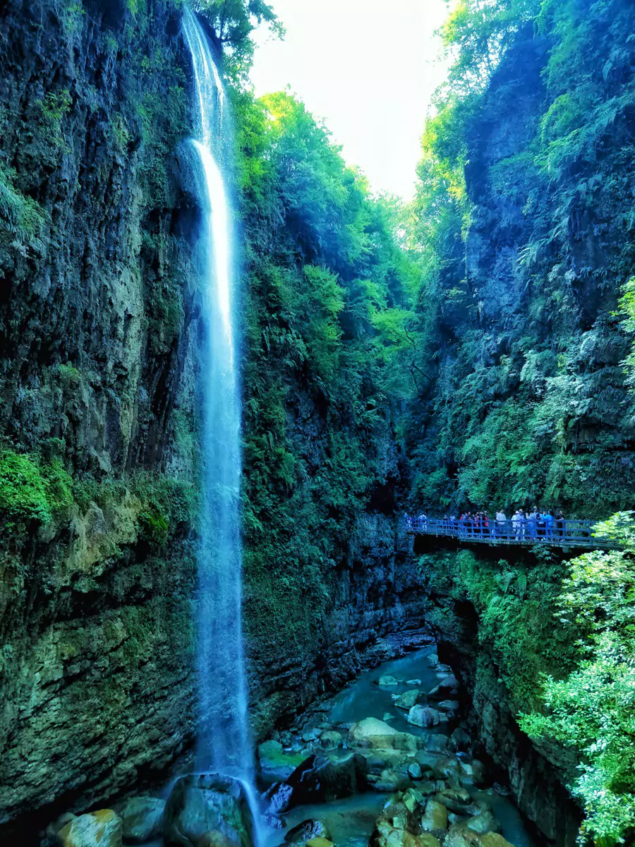 150 米高的天際線被壓縮成一道狹長的藍