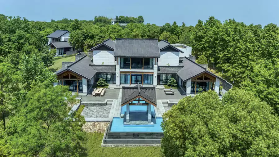 以 “陶朱居”“鹿门居”“武陵居” 等人文典故命名的山隐湖景别墅,便是绝佳选择 以 “陶朱居”“鹿门居”“武陵居” 等人文典故命名的山隐湖景别墅,便是绝佳选择