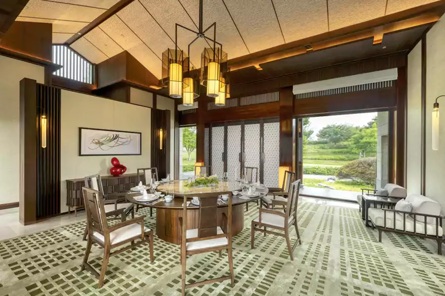 餐饮方面,酒店更是将美景与美食结合到极致 餐饮方面,酒店更是将美景与美食结合到极致